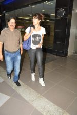 Priyanka Chopra returns from LA in Mumbai Airport on 27th Sept 2012 (14).JPG